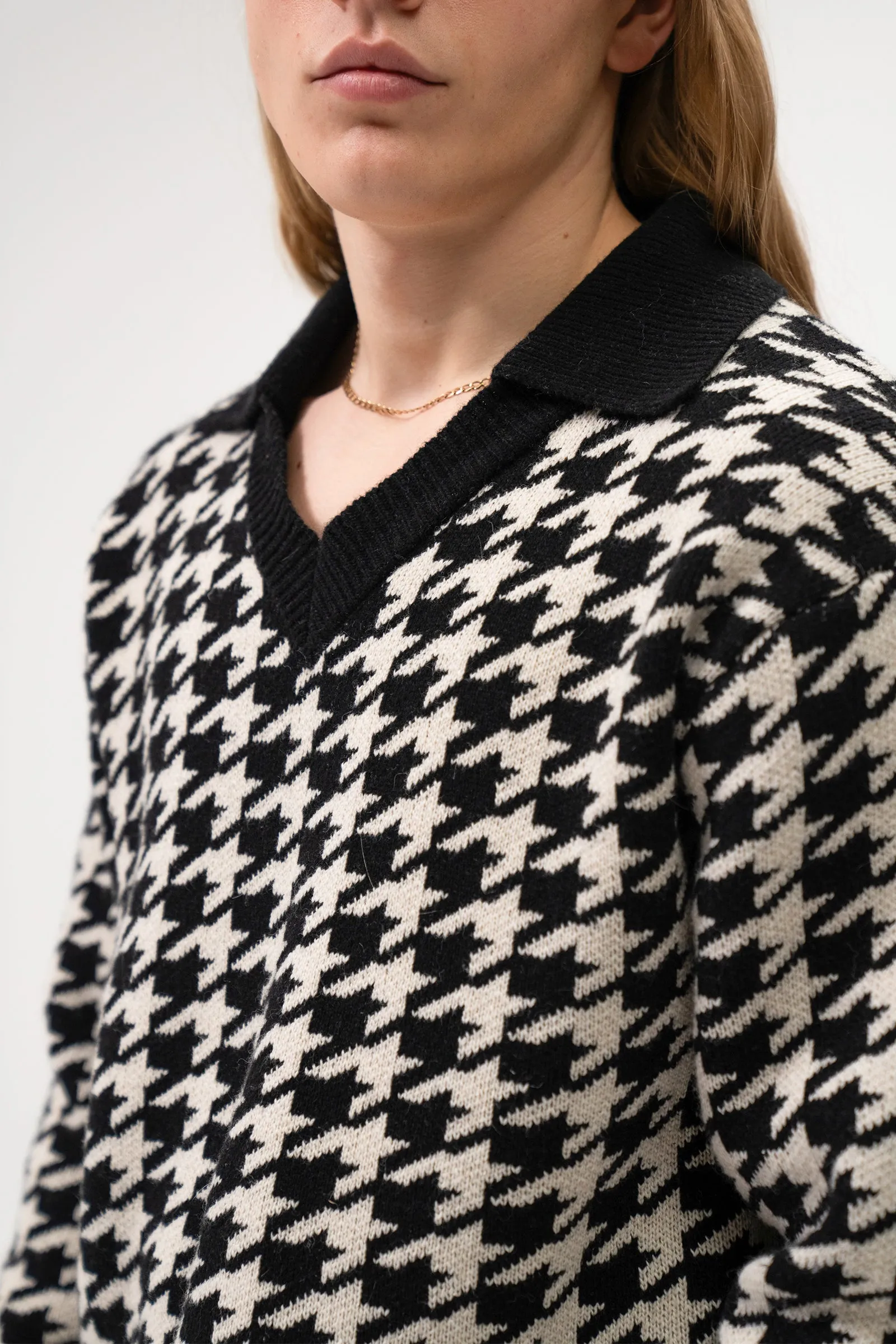 DOGTOOTH WOOL V NECK KNIT SWEATER